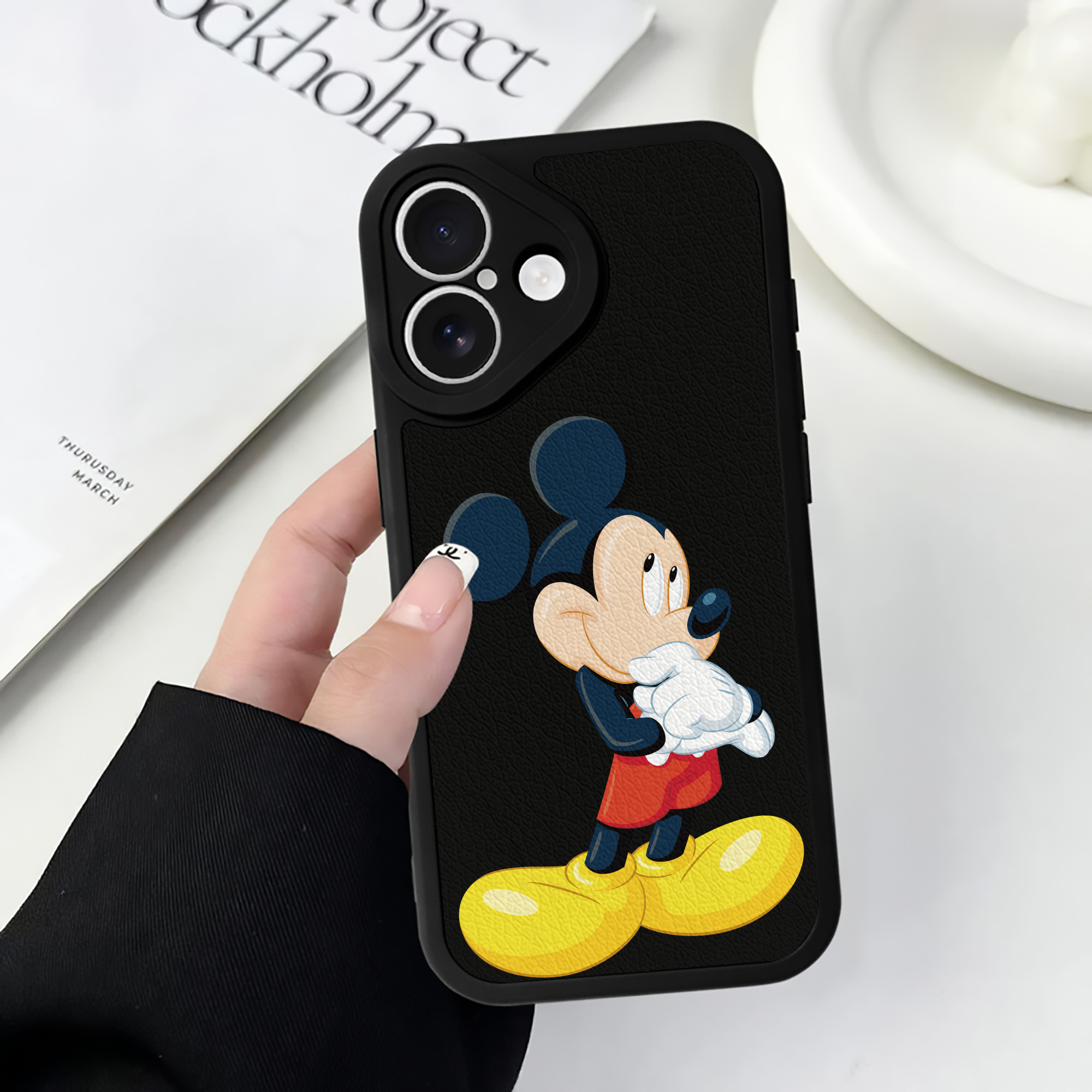 （画像用） ミッキーマウス Mickey Mouse 【iPhone 16シリーズ対応】シリコンスマホケース（レザー調） 材質：シリコン